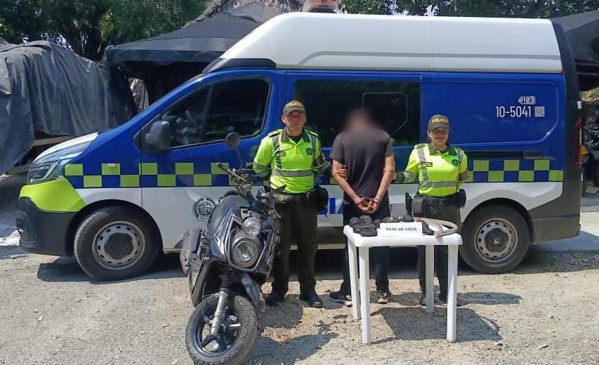 El hombre junto a la motocicleta cargada de base de coca pretendía llegar a Bogotá