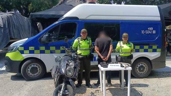 El hombre junto a la motocicleta cargada de base de coca pretendía llegar a Bogotá