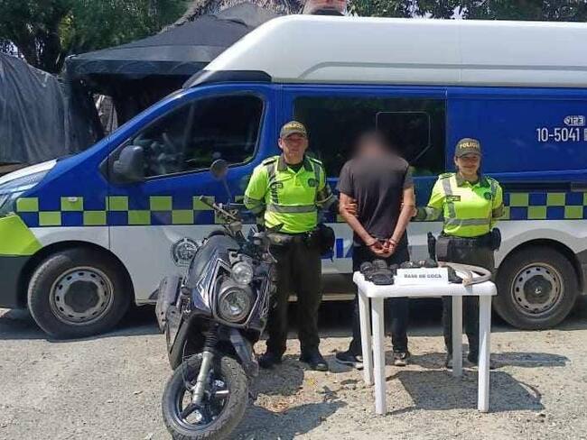 El hombre junto a la motocicleta cargada de base de coca pretendía llegar a Bogotá