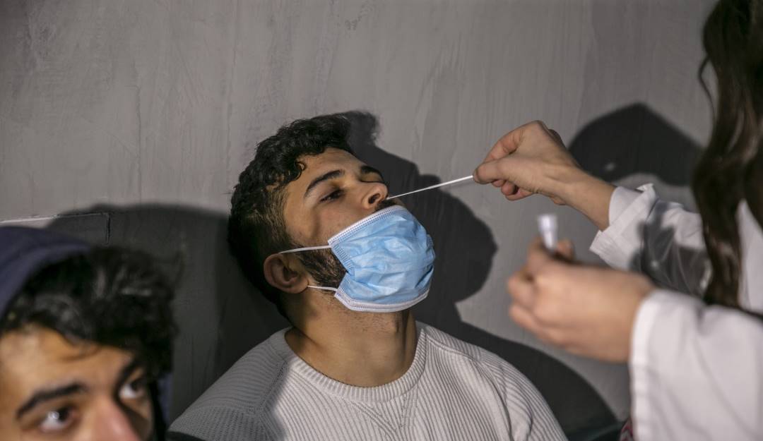 Evacuados de Ucrania son sometidos a pruebas contra COVID-19.             Foto: Getty