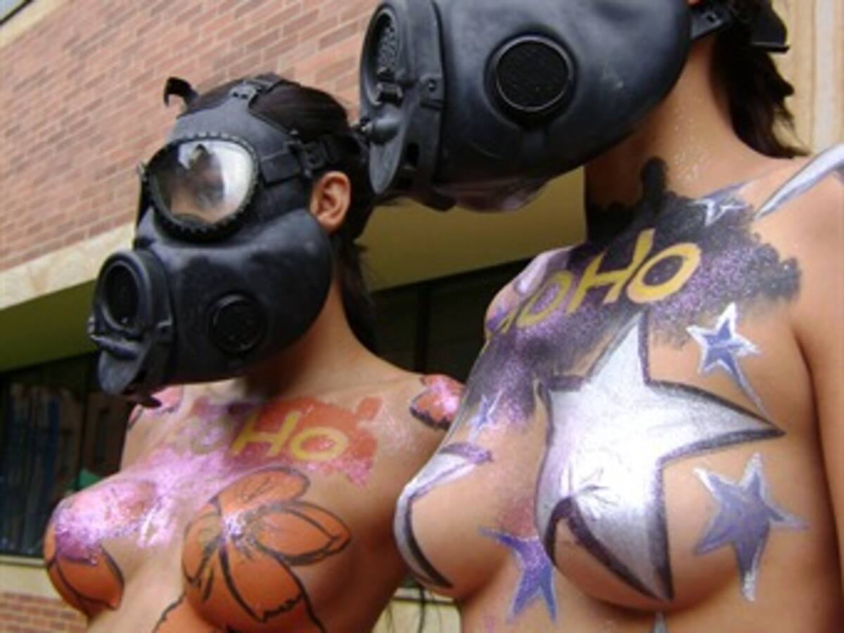 Mujeres semidesnudas en pro del medio ambiente, paralizan el norte de Bogotá