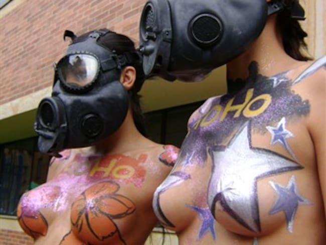 Mujeres semidesnudas en pro del medio ambiente, paralizan el norte de Bogotá