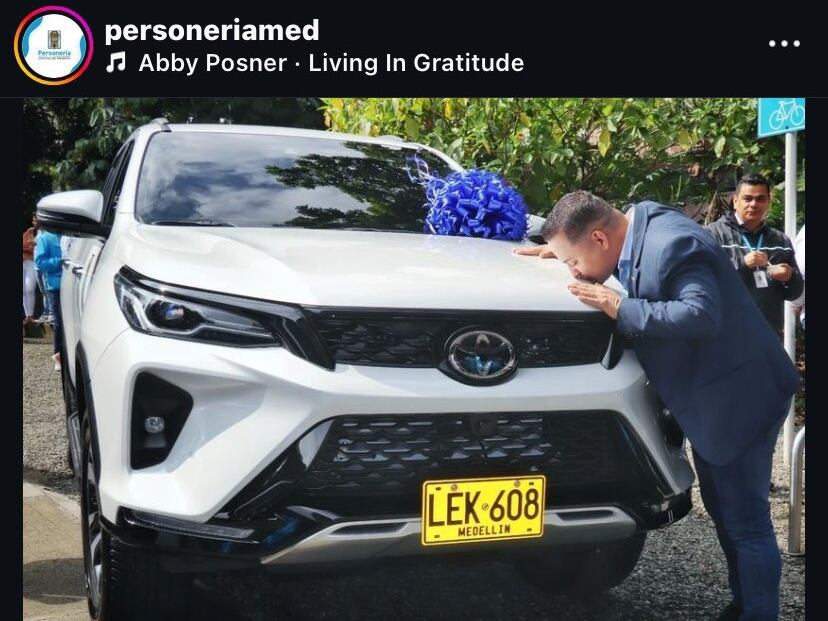 Foto camioneta comprada por la Personería y el respectivo beso- foto captura e pantalla de la publicación oficial.