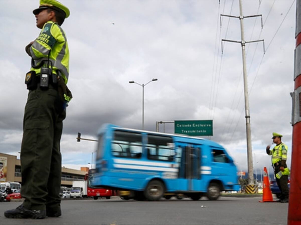 “La ciudad no va a retroceder. Pico y placa para buses se mantiene”: Petro