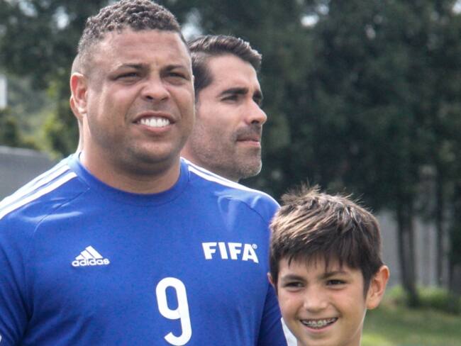 Ronaldo ‘Fenómeno’ presenta escuela de fútbol en Colombia