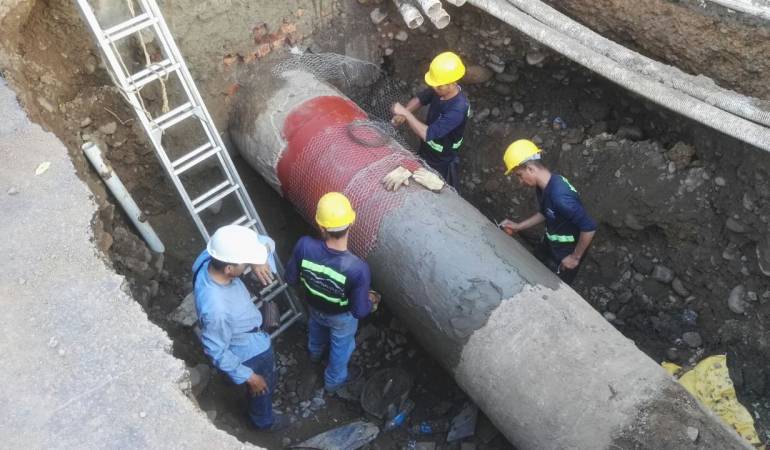 Reparación en tubería roto del puente Elías M. Soto