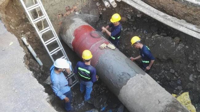 Reparación en tubería roto del puente Elías M. Soto