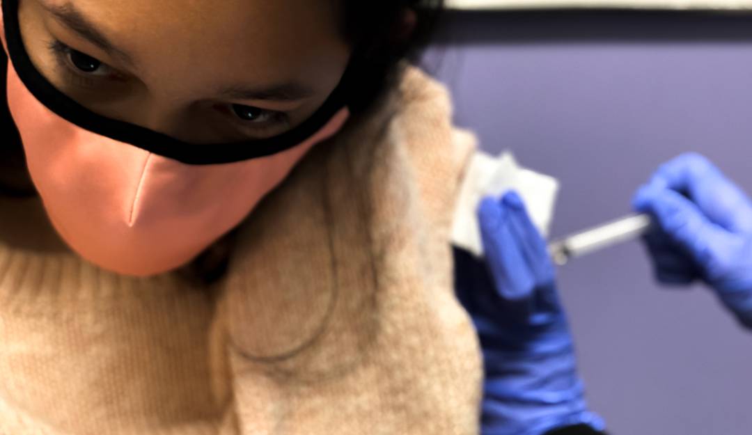 Una de las recomendaciones es no dejar de vacunar a los niños contra la COVID-19