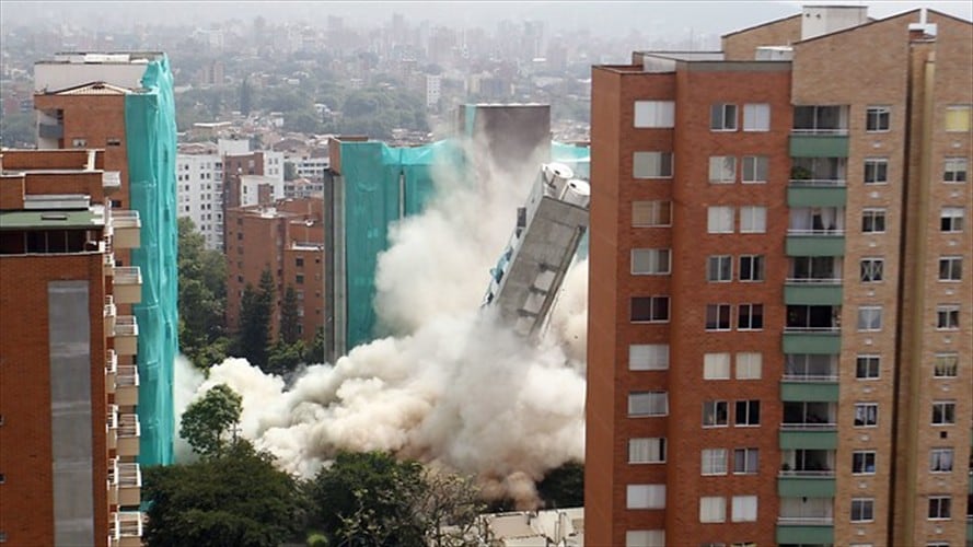Fueron derribados los 48 apartamentos del edificio Bernavento de Medellín. Foto: Colprensa