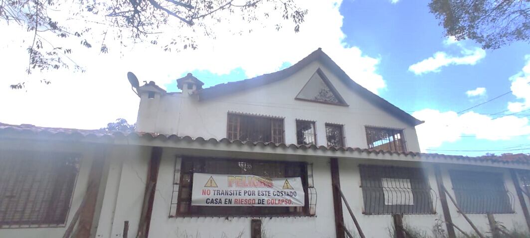 Fundación de rehabilitación de jóvenes a punto de desplomarse.