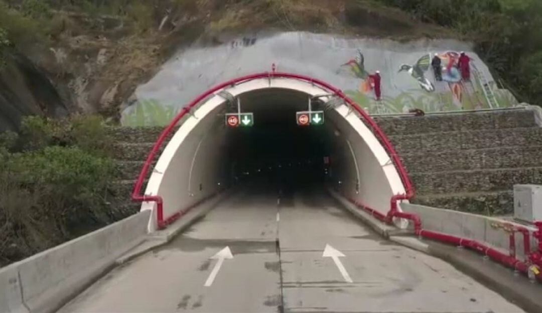 Ingreso a uno de los túneles cortos antes del túnel principal de la línea