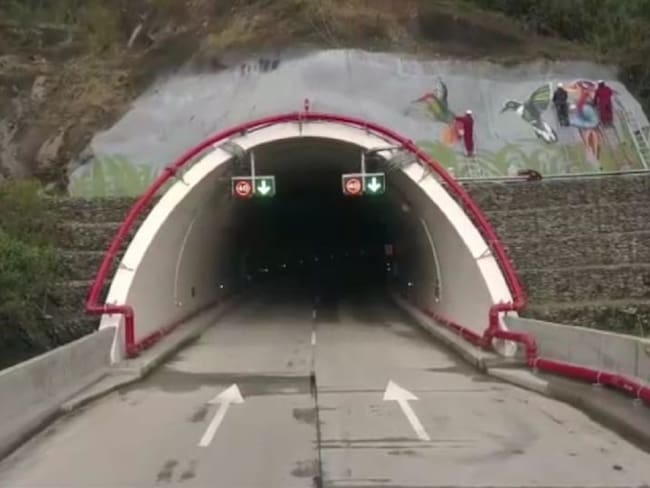 Ingreso a uno de los túneles cortos antes del túnel principal de la línea