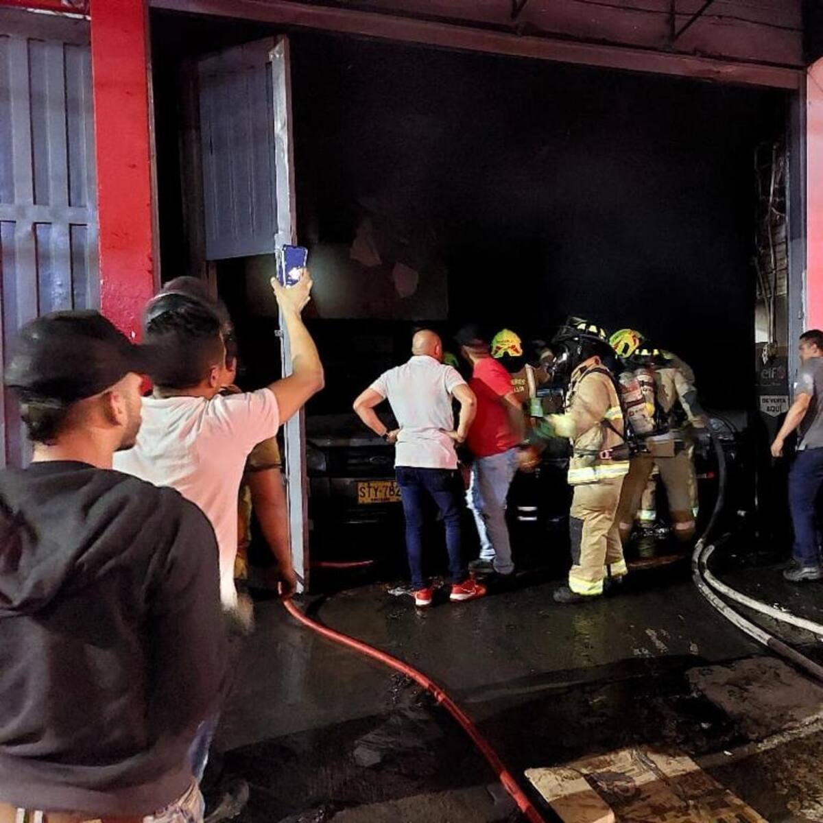 Medellín: incendio en un taller dejó tres vehículos afectados, uno es de la policía