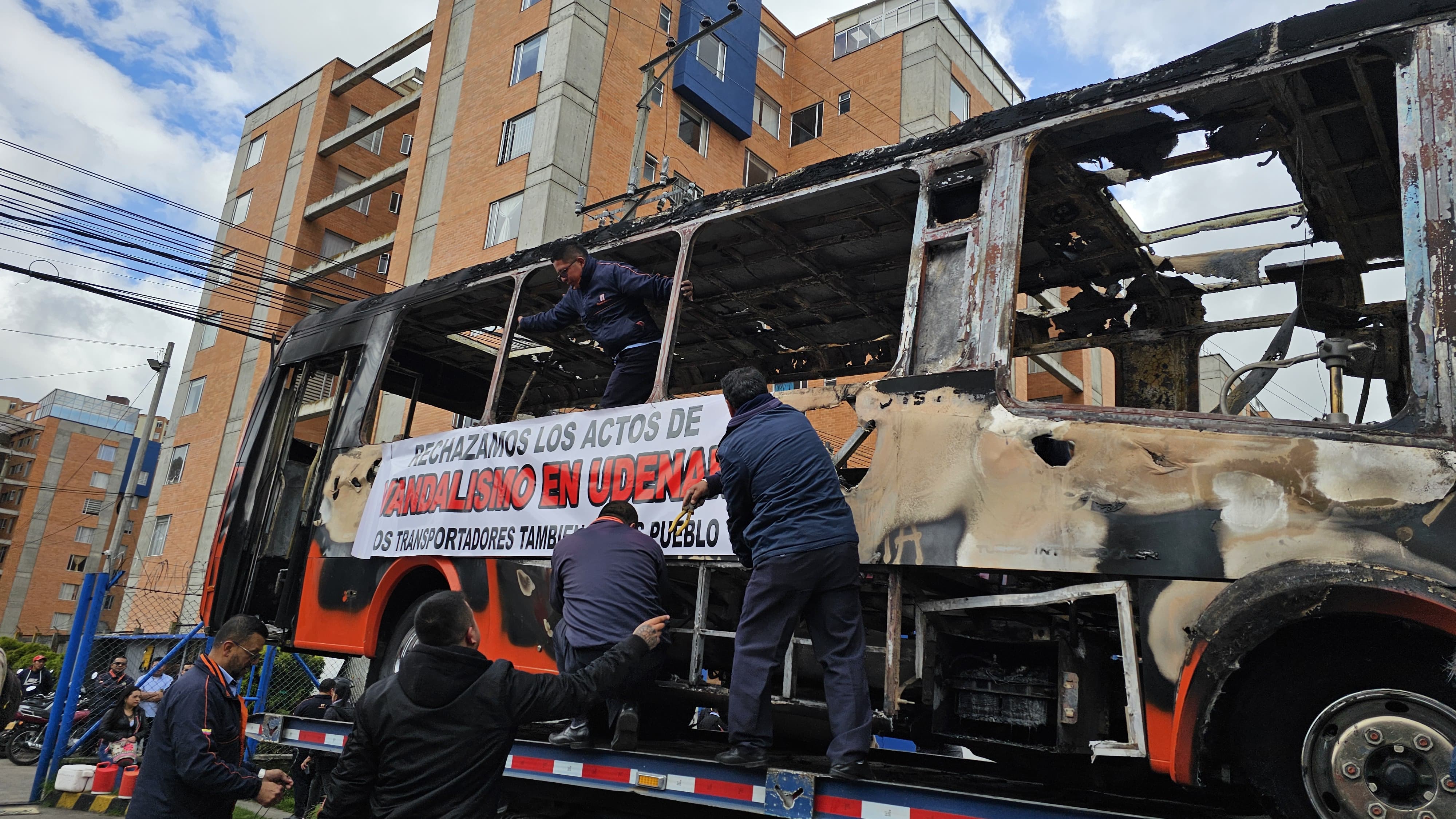 Bus quemado durante protesta en la Udenar. Foto: Caracol Radio