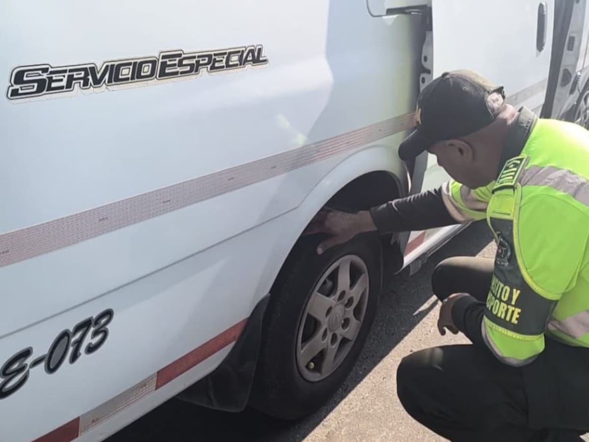 Autoridades de tránsito realizan controles a vehículos escolares en el inicio de clases en Caldas