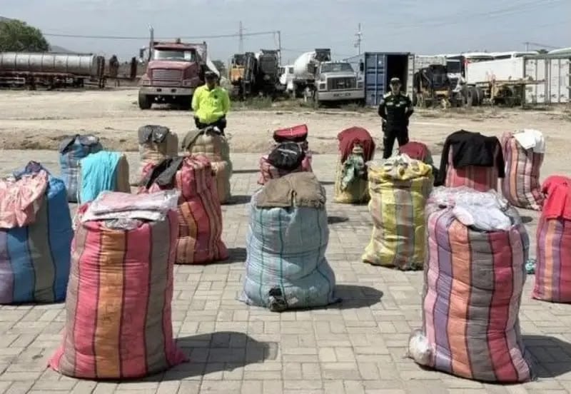 Parte de la mercancía de contrabando decomisada por las autoridades en Santa Marta. FOTO: PolFa