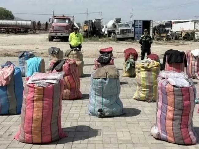 Parte de la mercancía de contrabando decomisada por las autoridades en Santa Marta. FOTO: PolFa