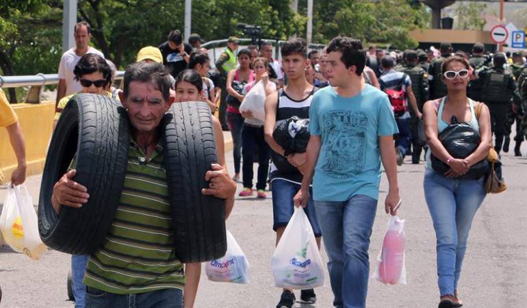 Venezolanos comprando neumáticos en Cúcuta