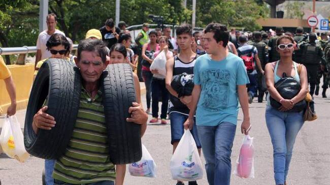 Venezolanos comprando neumáticos en Cúcuta