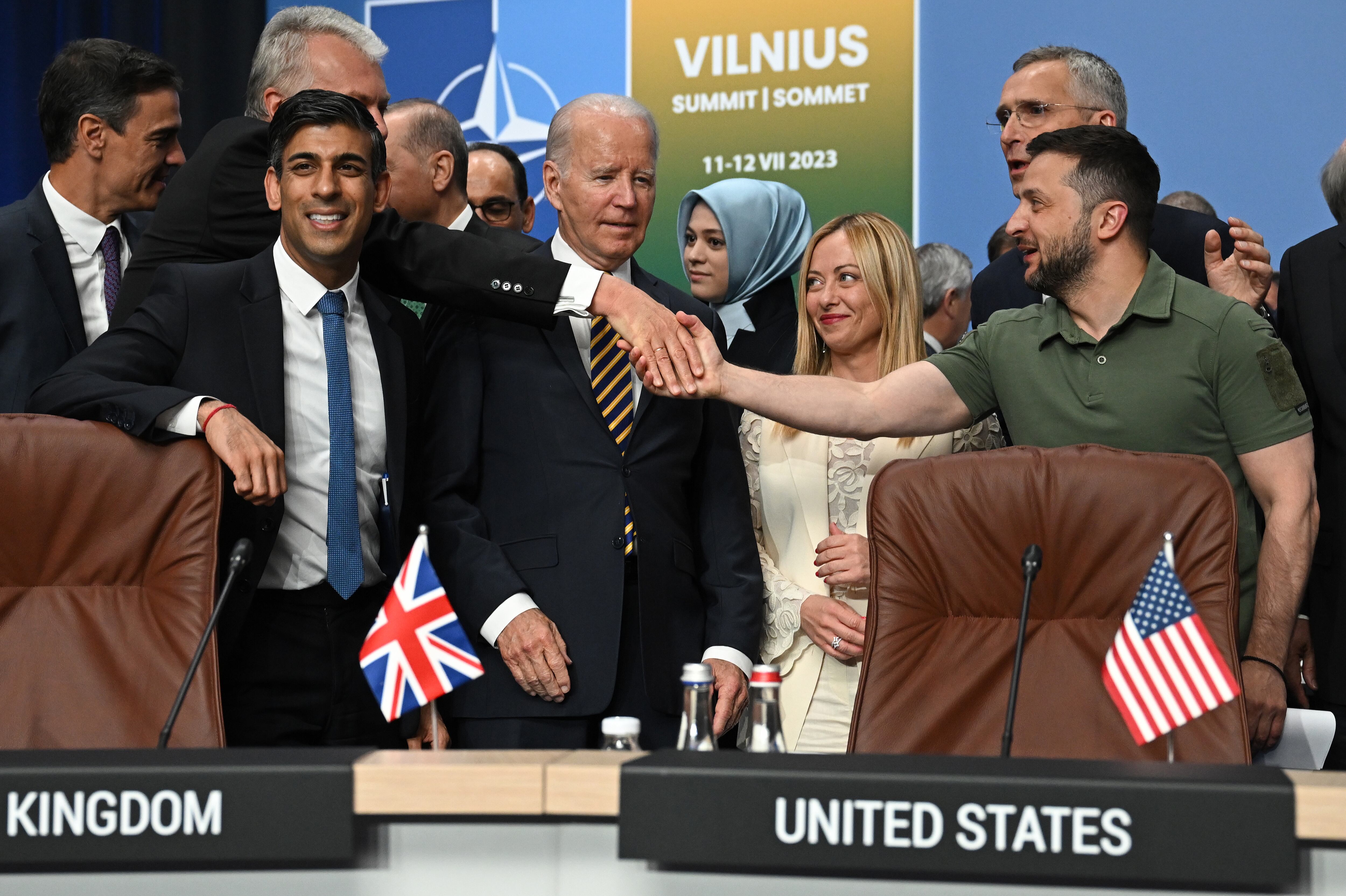 De izquierda a derecha, los mandatarios Pedro Sánchez (España), Gitanas Nauseda (Lituania), Rishi Sunak (Reino Unido), Recep Tayyip Erdogan (Turquía), Joe Biden (Estados Unidos), Giorgia Meloni (Italia), Volodimir Zelenski (Ucrania) y Jens Stoltenberg (secretario general de la OTAN). 
(Foto:   Paul Ellis - Pool/Getty Images)