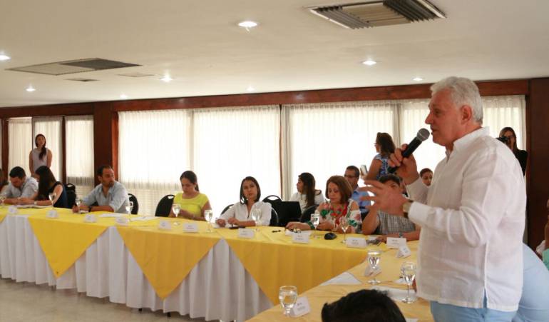 Alcalde Cesar Rojas en el microfono