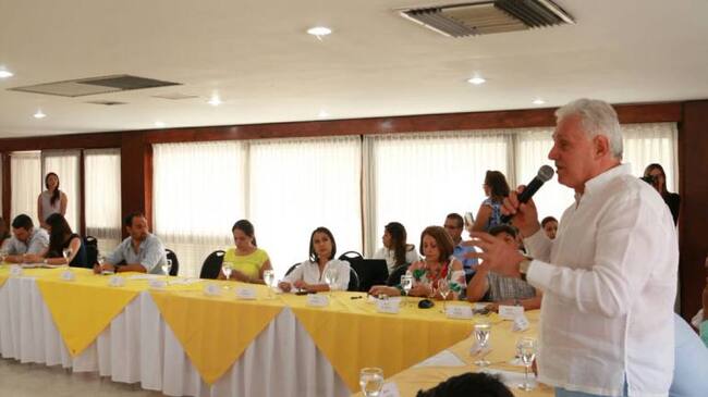 Alcalde Cesar Rojas en el microfono