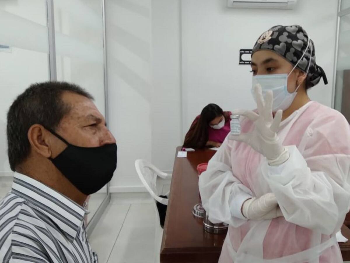 Adultos mayores en Armenia evidencian temor por efectos de AstraZeneca