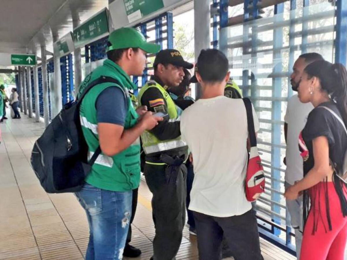 Refuerzan controles a ventas ambulantes en Transmetro