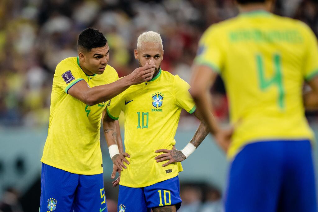 Casemiro y Neymar durante el partido por octavos de final ante Corea del Sur (Photo by Marvin Ibo Guengoer - GES Sportfoto/Getty Images)