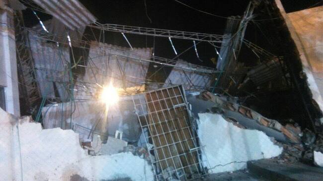 En la parroquia se adelantaban obras de remodelación del cielo raso, al parecer el peso instalado fue superior al soporte de la estructura. Foto: Oficina del Gestión del Riesgo.