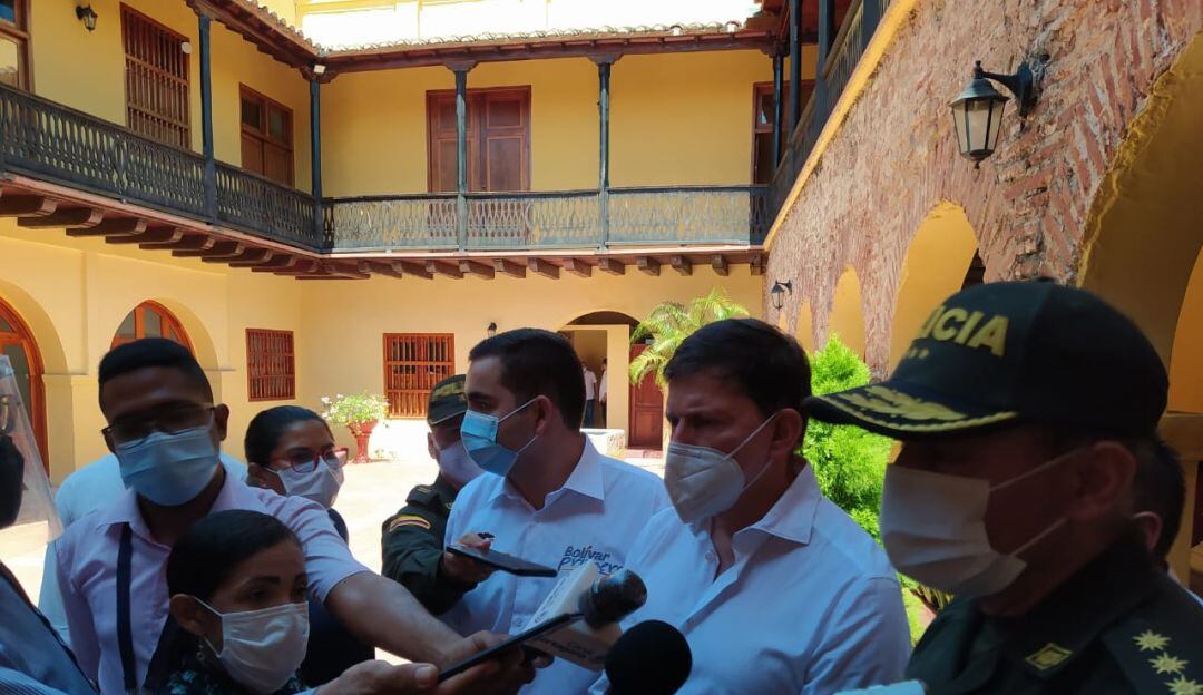 Gobernador de Bolívar, Vicente Blel; ministro de Justicia, Wilson Ruiz y el director del INPEC, mayor general Mariano Botero