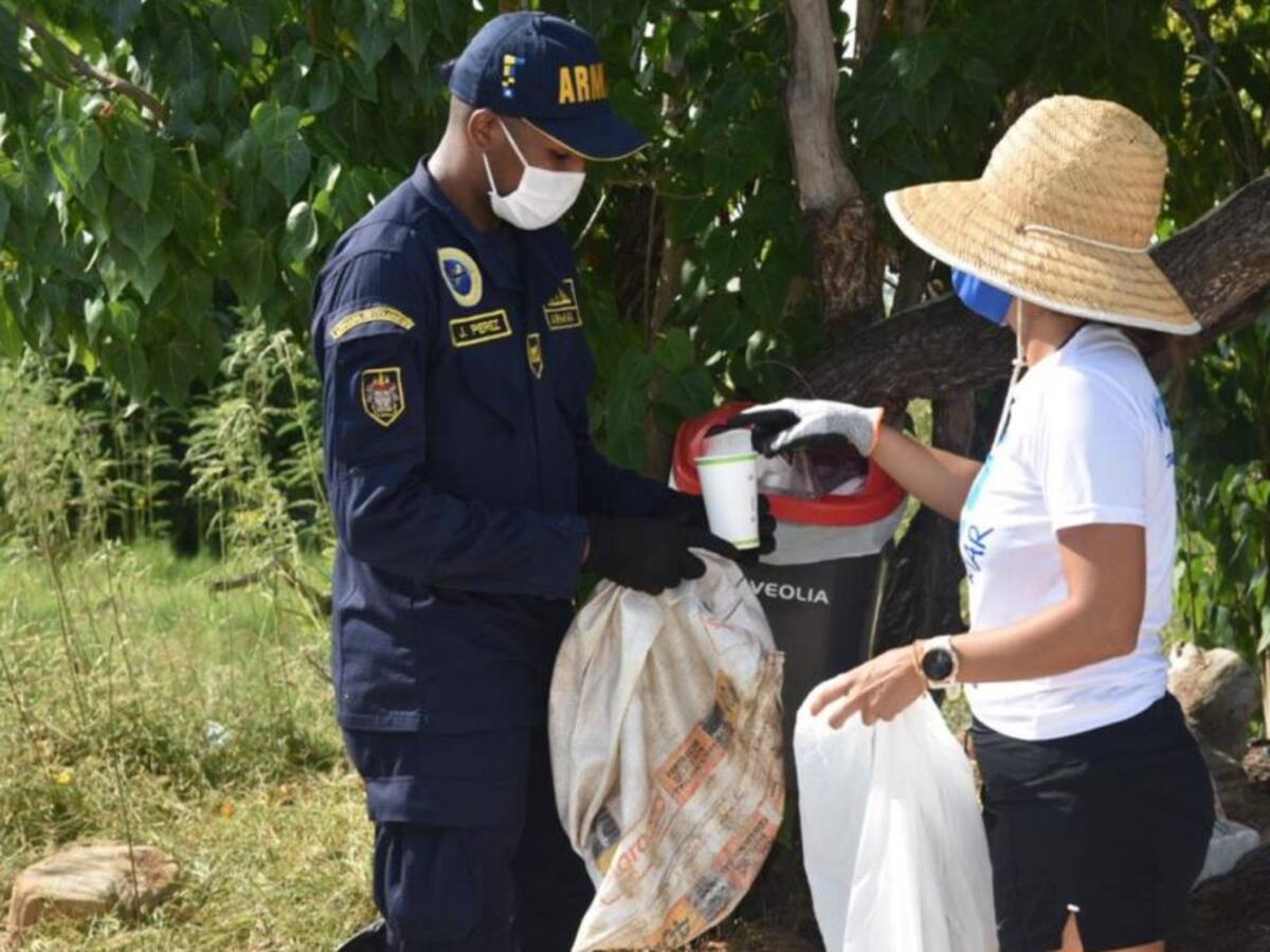 Realizan limpieza de playa en Punta Arena de Cartagena