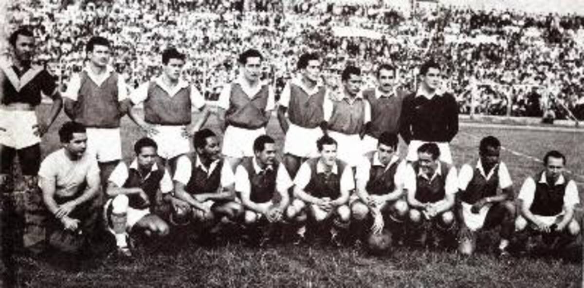 SANTA FE 1948 CAMPEÓNDE PIE IZD-DER: “Chonto” Gaviria, Oscar Bernau, Moyano, Luis Vásquez, Alberto Guardiola, Jesús Fiscó, “Cristo” Delli, Julio Samudio. ABAJO IZD-DER: Un Auxiliar, Gabriel Pineda, Antonio Julio De La Hoz, “Mono” Rubio, Jesús María Lires, Hermenegildo Germán, “Panameño” Sánchez, Roberto “Canoíta” Prieto.