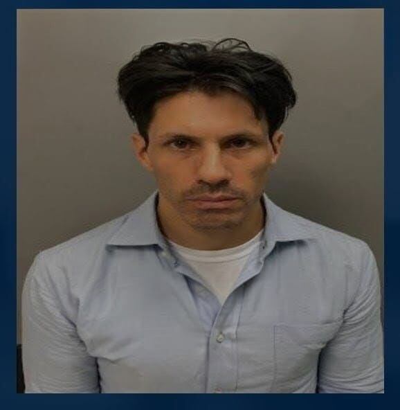 Estadounidense condenado a 18 años de prisión por abuso sexual de menores en Medellín.