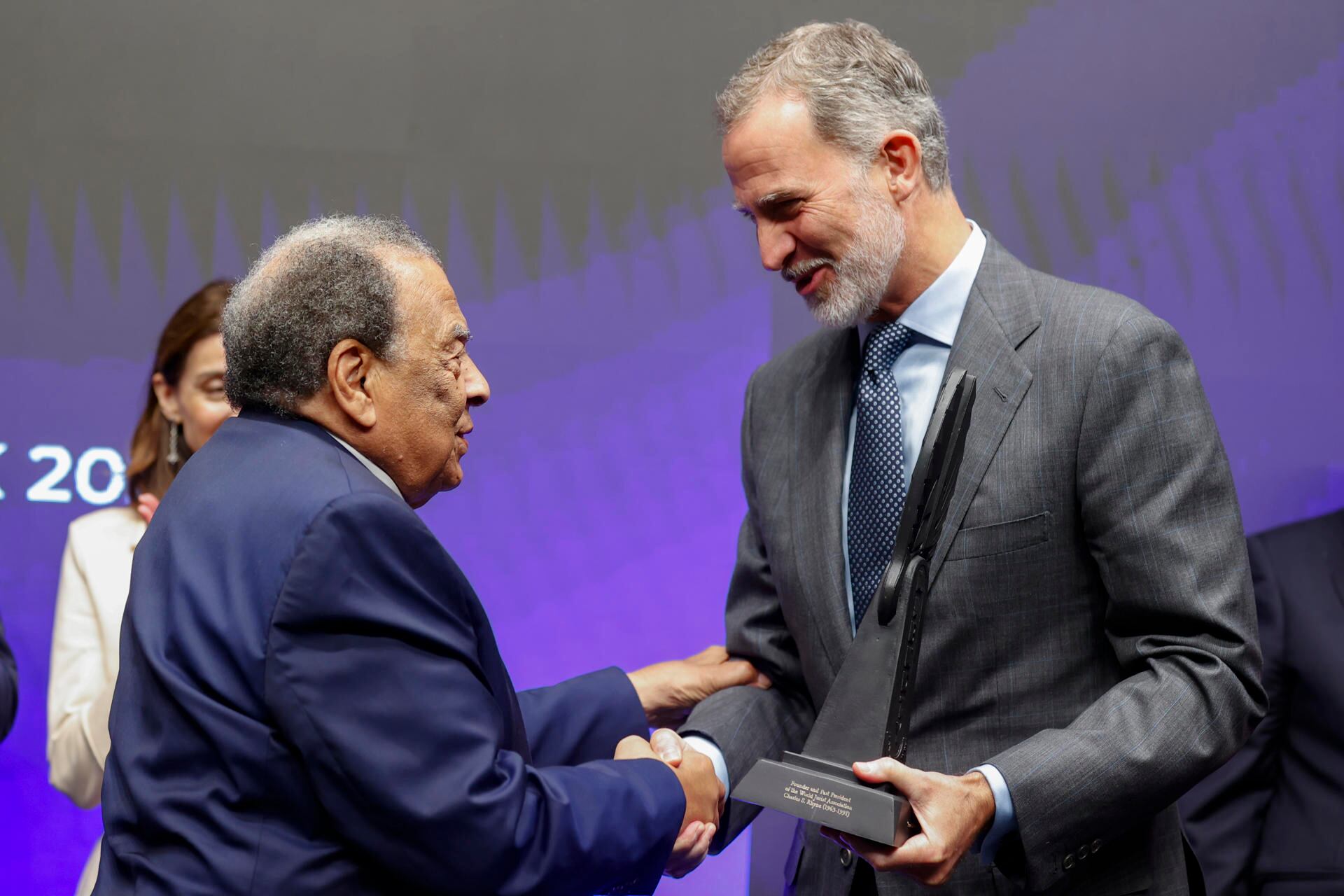 MADRID, 08/05/2023.- El rey Felipe VI entrega a  Andrew Young, icono de los derechos civiles en EE. UU., el World Peace & Liberty Award, de la World Jurist Association, en el cierre de la presentación en Madrid, como antesala al World Law Congress New York 2023, EFE/ Javier Lizon  POOL