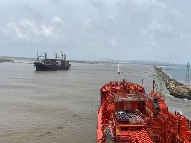 Comienza zarpe de barcos tras encallamiento en Bocas de Ceniza