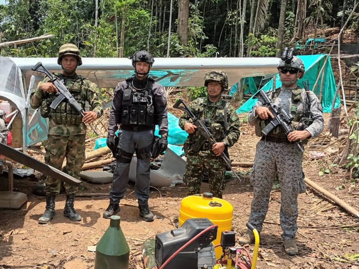 Fuerzas Militares destruyen pista clandestina y aeronave de disidencias de las Farc