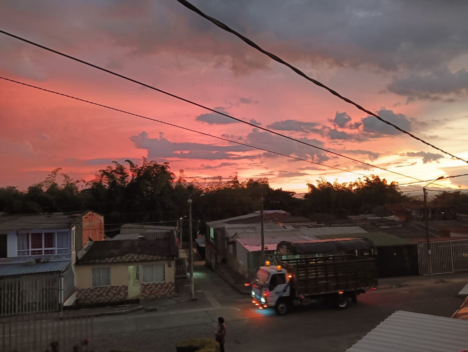 Los hermosos atardeceres por estos días en Armenia. Foto: Adrián Trejos