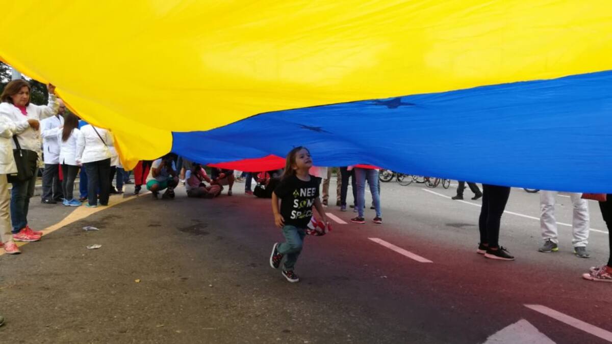 Más de 50 profesionales caminaron desde la frontera hasta el puente Tienditas para exigir garantías para sus pacientes.