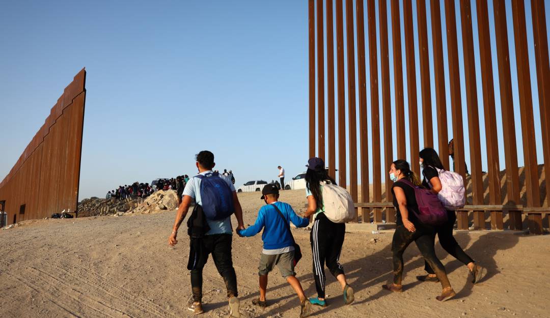Presidente Biden autorizó completar muro fronterizo de EE.UU. en Arizona. Foto: Getty