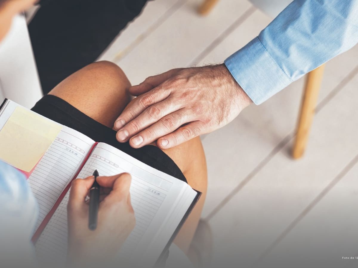 Plantón en La Normal Superior de Bucaramanga por reintegro de docente investigado por acoso sexual