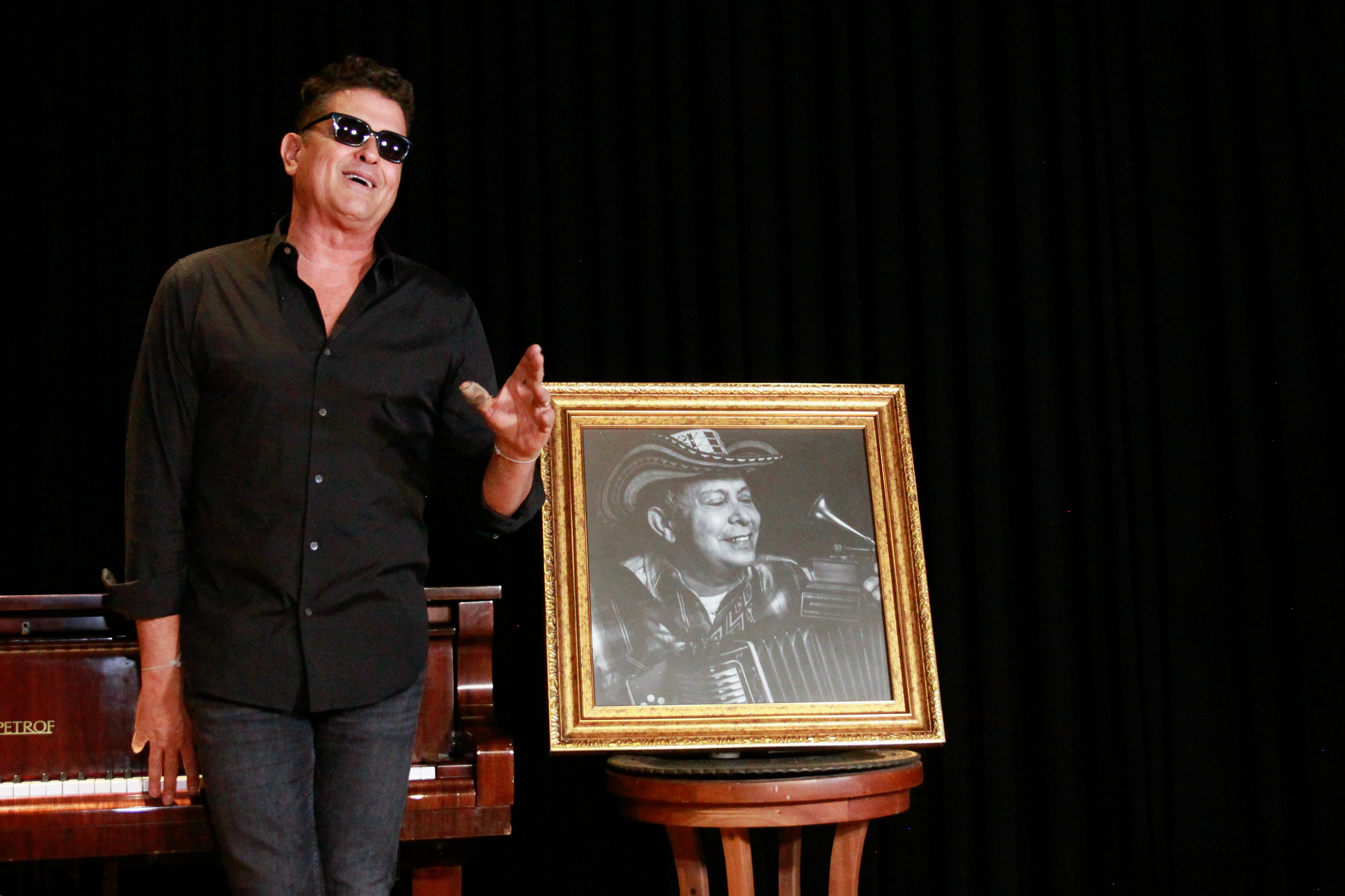 AME9483. BOGOTÁ (COLOMBIA), 21/10/2024.- El cantautor colombiano Carlos Vives habla en una rueda de prensa con motivo del fallecimiento del acordeonista Edigio Cuadrado este lunes, en Bogotá (Colombia). Vives anunció el fin de la banda La Provincia, tal como se ha conocido hasta ahora, por la muerte de Edigio Cuadrado, ocurrida este lunes en Bogotá. EFE/ Vannessa Jiménez