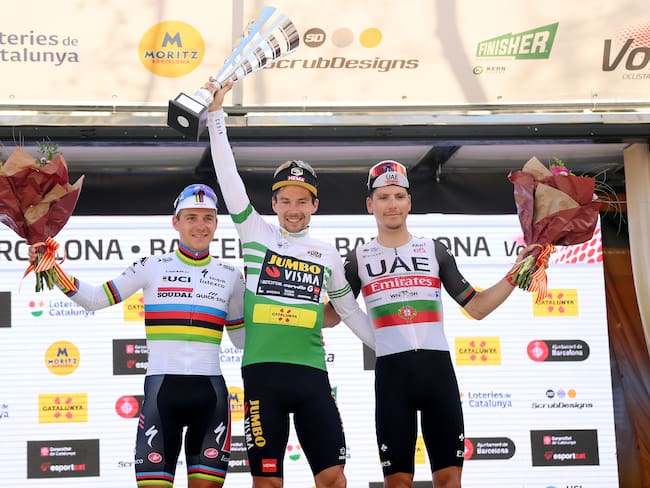 Primoz Roglic celebra el título de la Vuelta a Cataluña en el podio junto a Remco Evenepoel y Joao Almeida. (Photo by David Ramos/Getty Images)