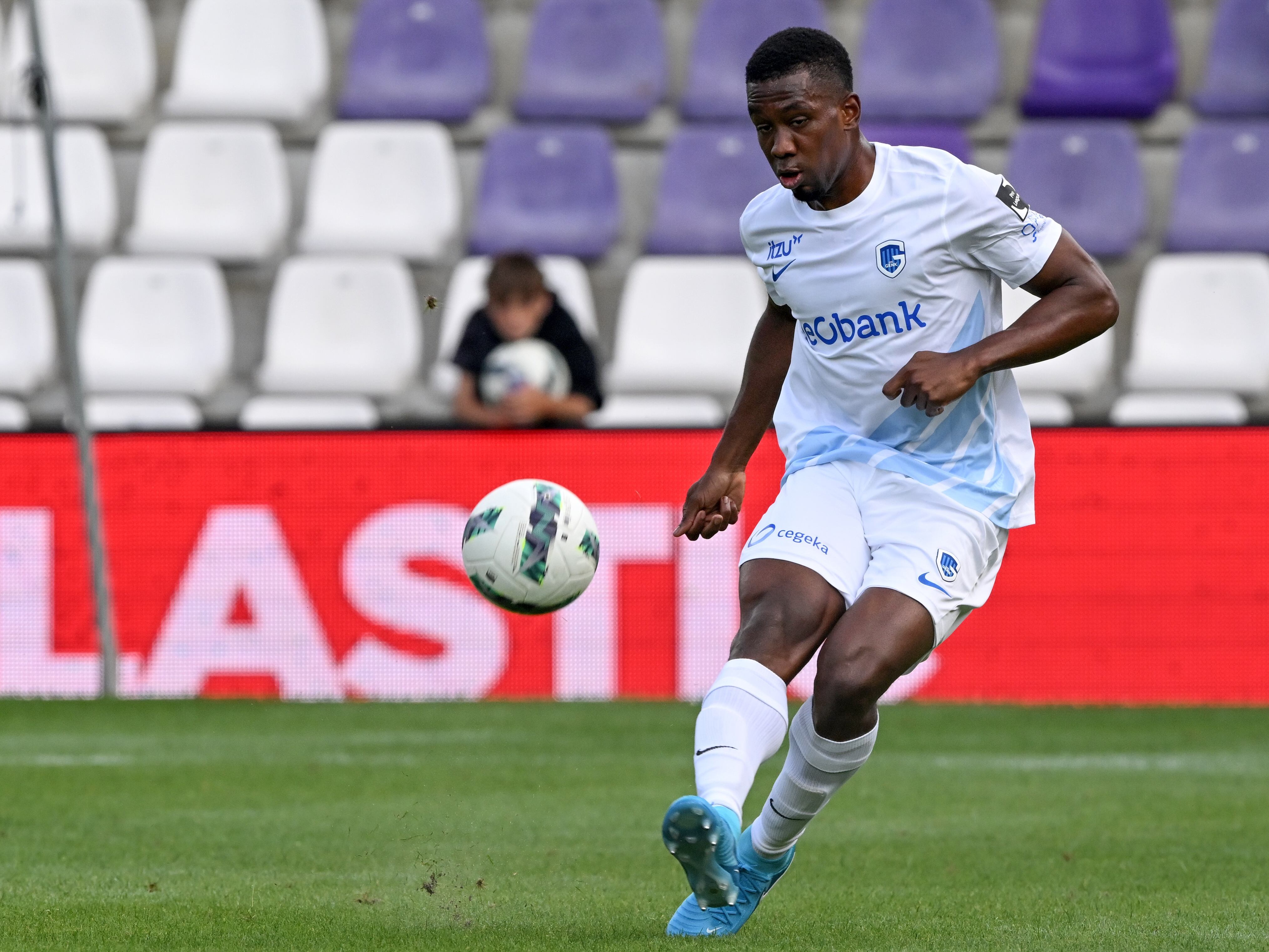 Cuesta es titular en el equipo belga qu comanda la liga local / Getty Images