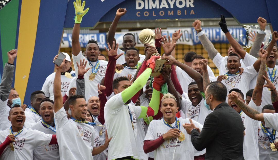Los jugadores del Deportes Tolima festejan con el trofeo de campeones del fútbol colombiano.