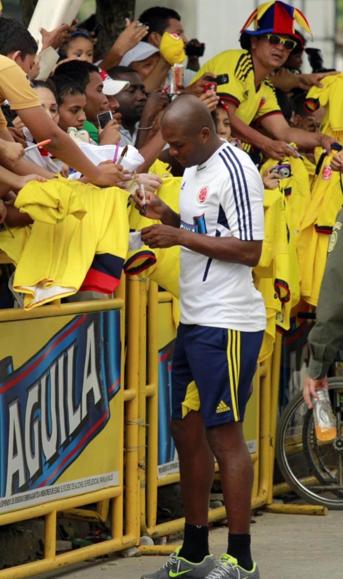 James Rodríguez, Aquivaldo Mosquera, Abel Aguilar entre otros firmaron autógrafos y se tomaron fotos a las afueras del hotel de concentración.