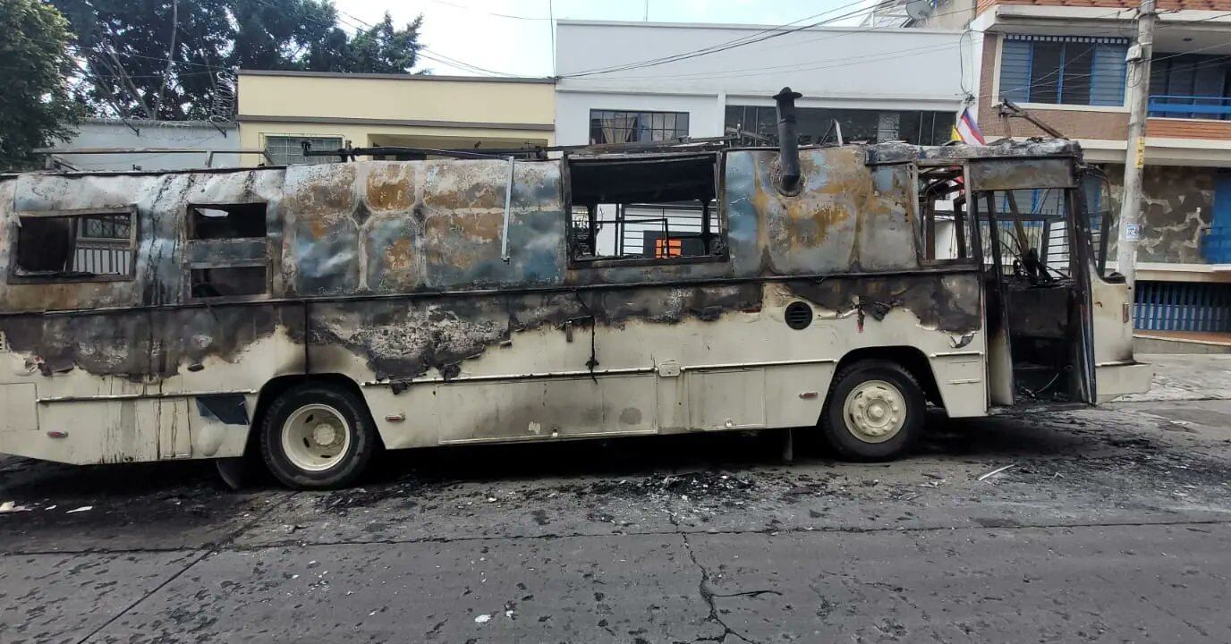 Incineran un bus convertido en casa rodante en Cali