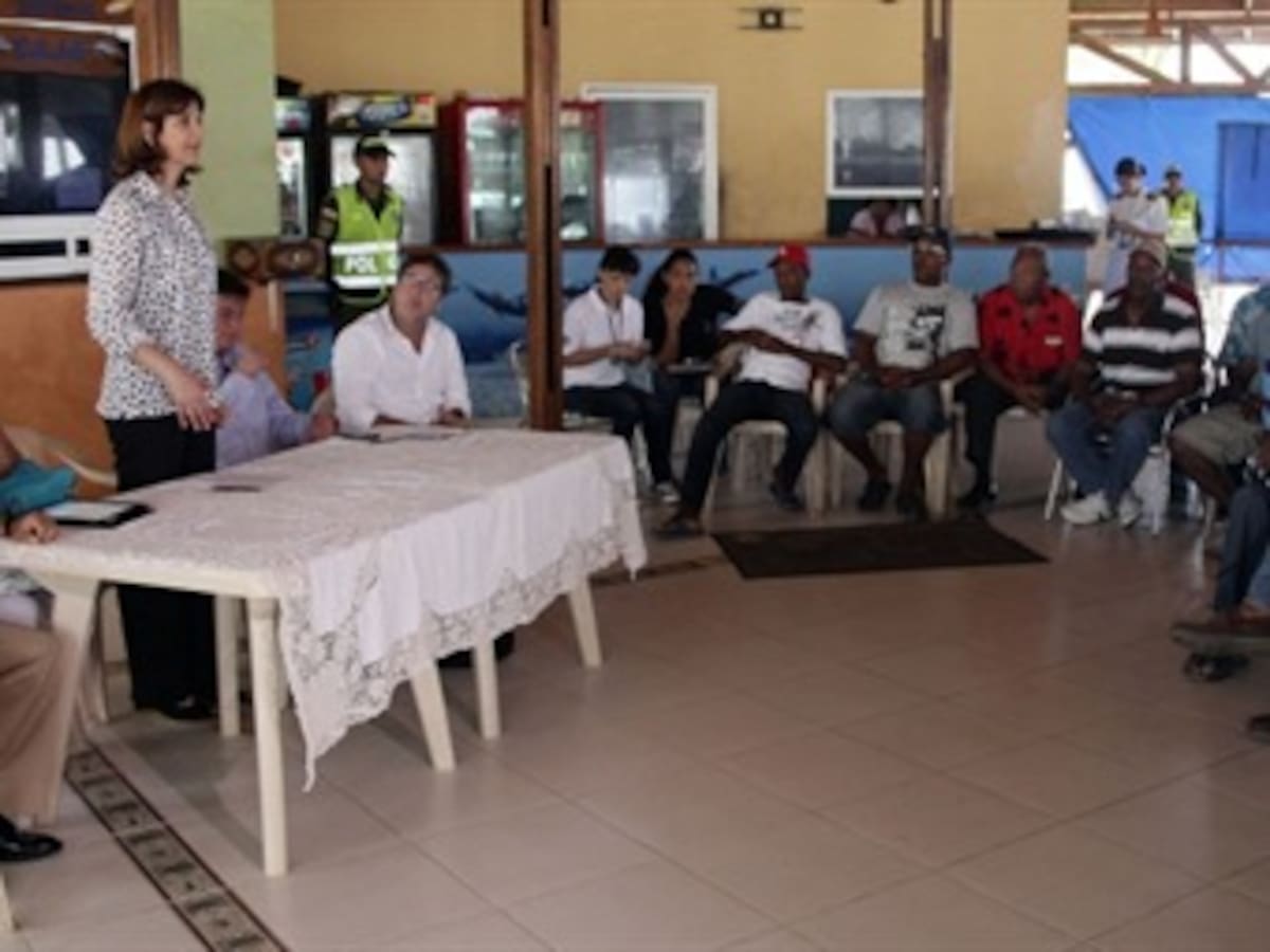 Canciller pide a pescadores de San Andrés no dejar de salir a sus faenas