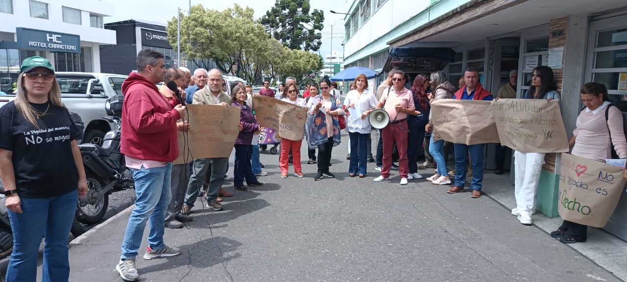 Un grupo de docentes manifestándose en apoyo por la salud de Samantha, hija de la profesora Lina patricia Vanegas Ocampo. Foto: suministrada.