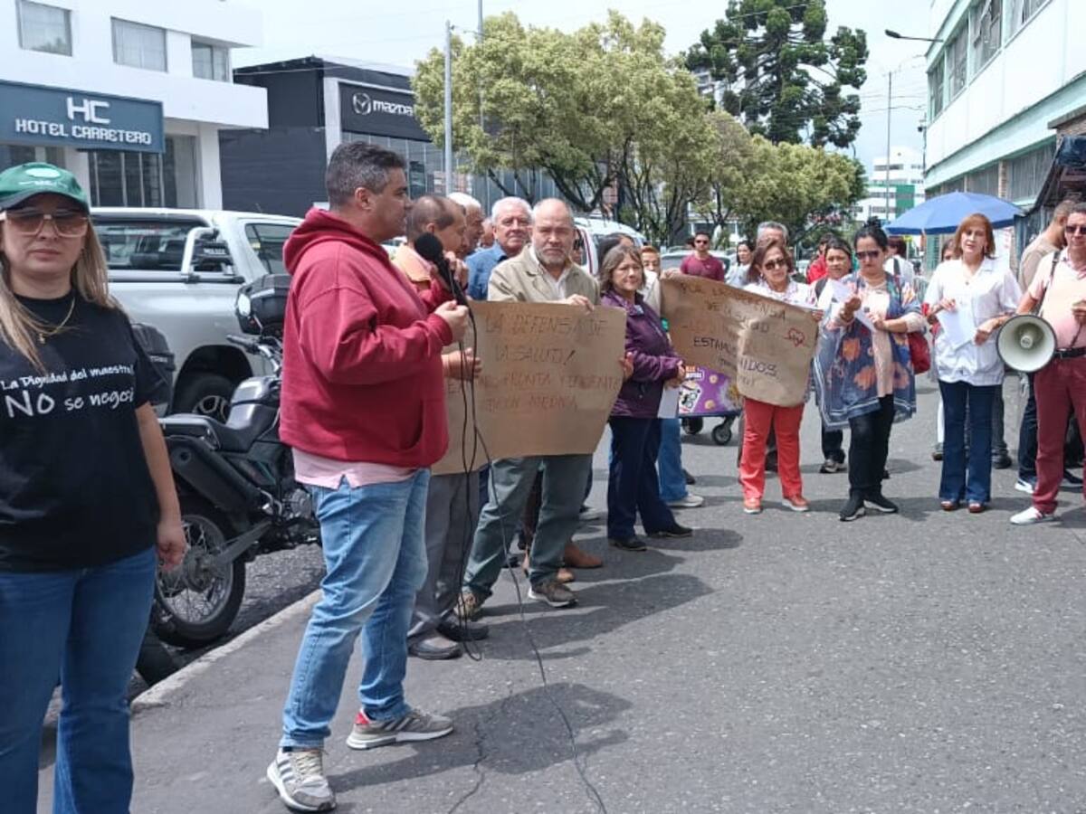 Los docentes en Manizales hacen plantón por la salud de Samantha